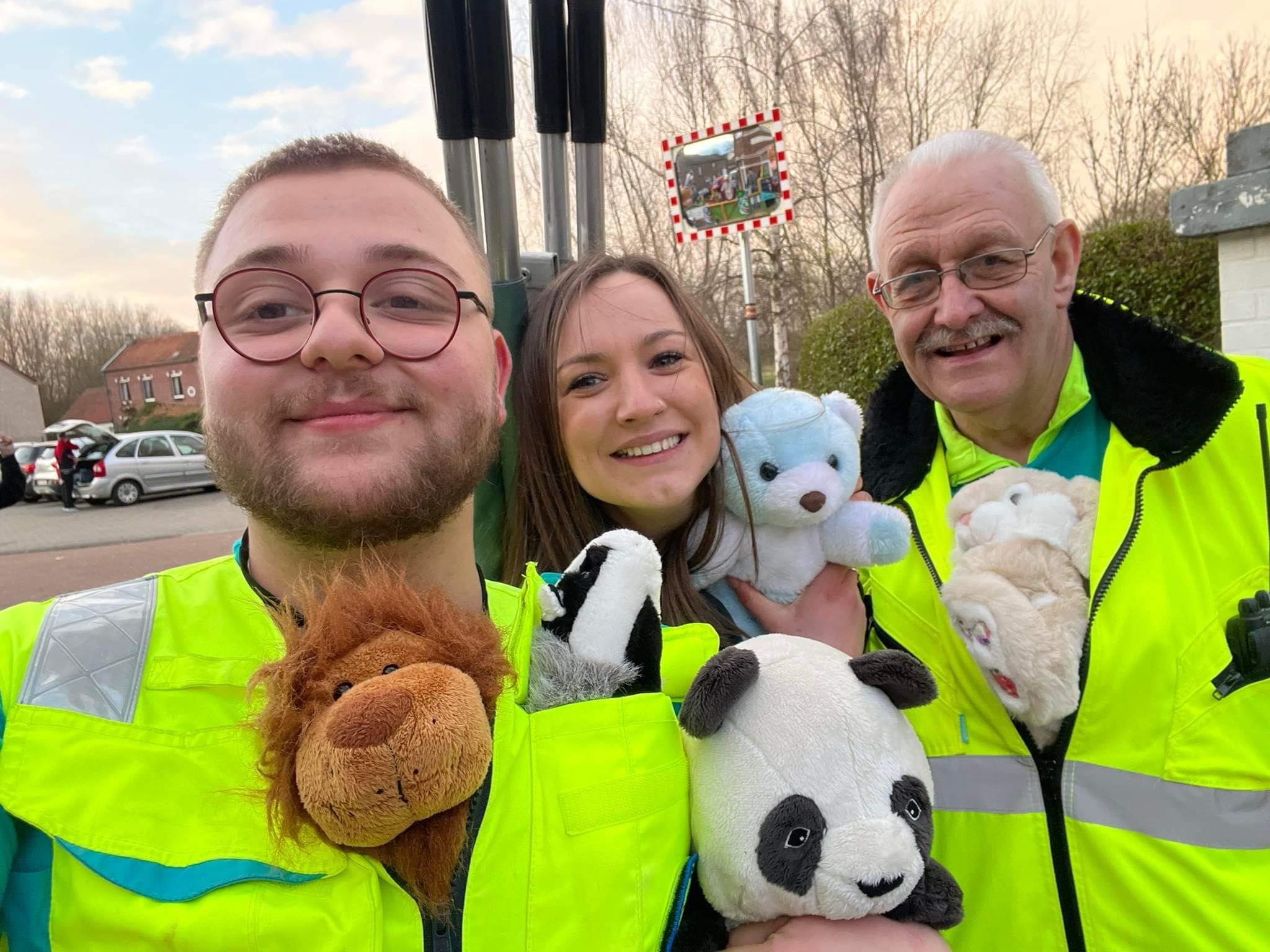 Trois secouristes volontaires en gilet haute visibilité